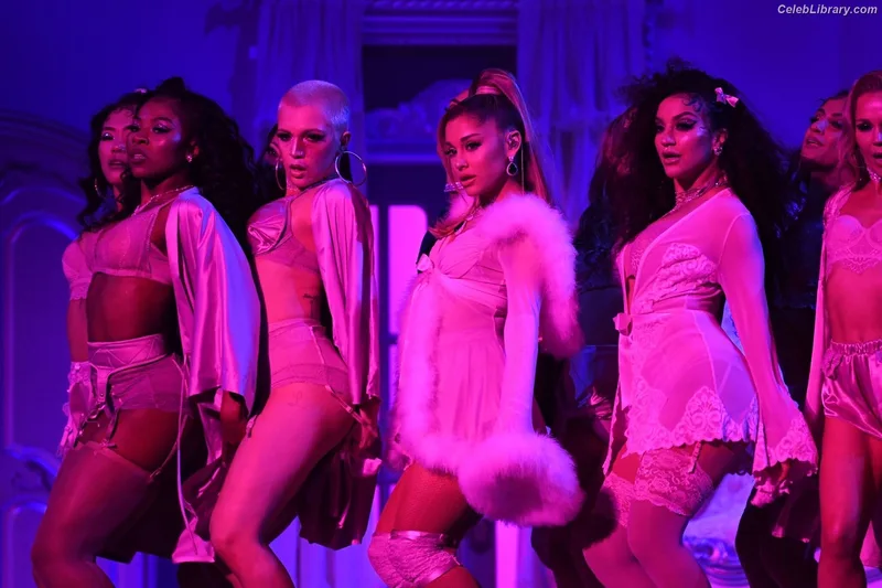 Ariana Grande photo 13 of 3118