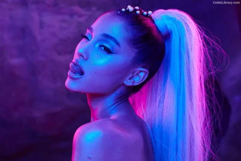 Ariana Grande photo 15 of 3118
