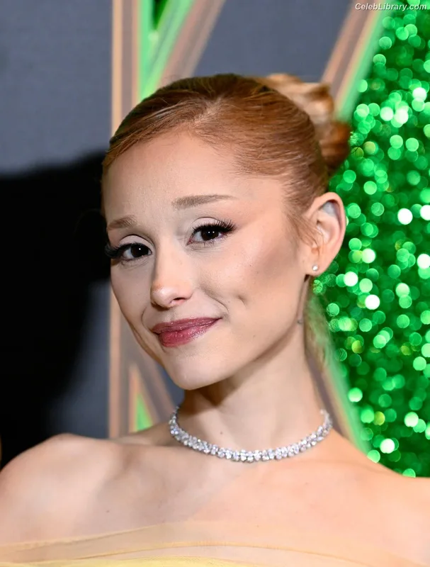 Ariana Grande photo 17 of 3118