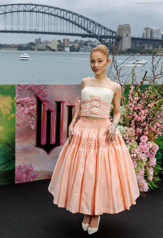 Ariana Grande photo 18 of 3118
