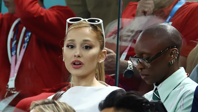 Ariana Grande photo 18 of 3118