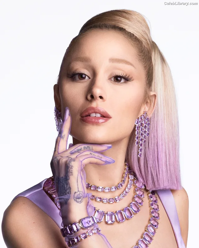 Ariana Grande photo 12 of 3118