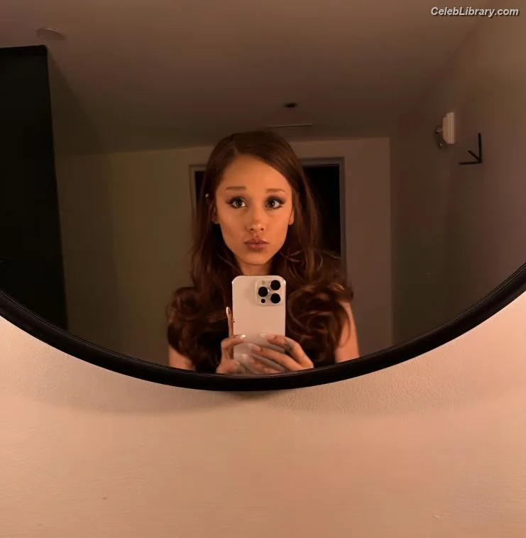 Ariana Grande photo 13 of 3118