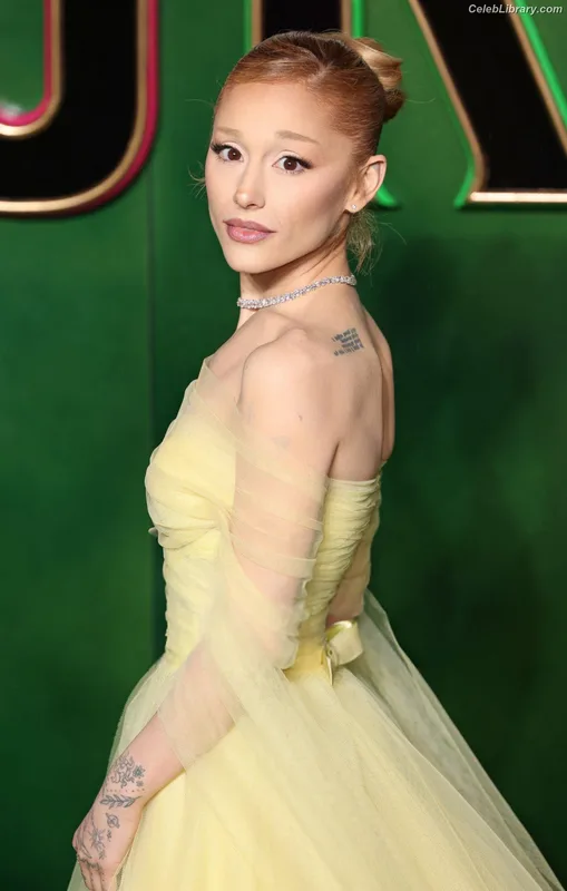 Ariana Grande photo 19 of 3118