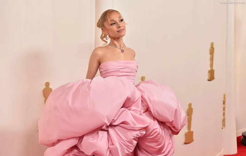 Ariana Grande photo 22 of 3118