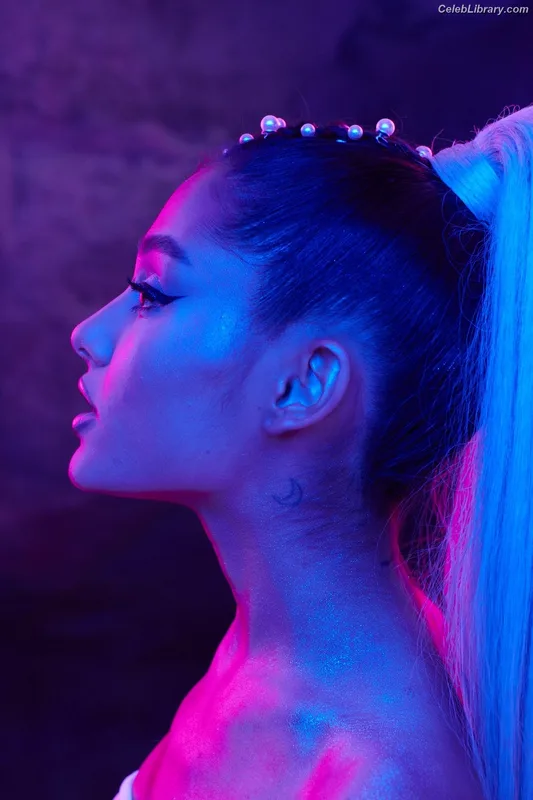 Ariana Grande photo 4 of 3118