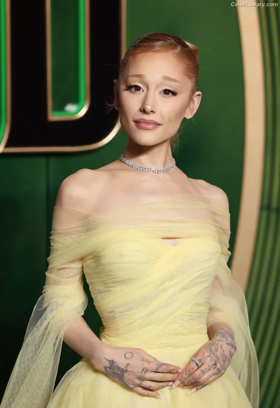 Ariana Grande photo 8 of 3118