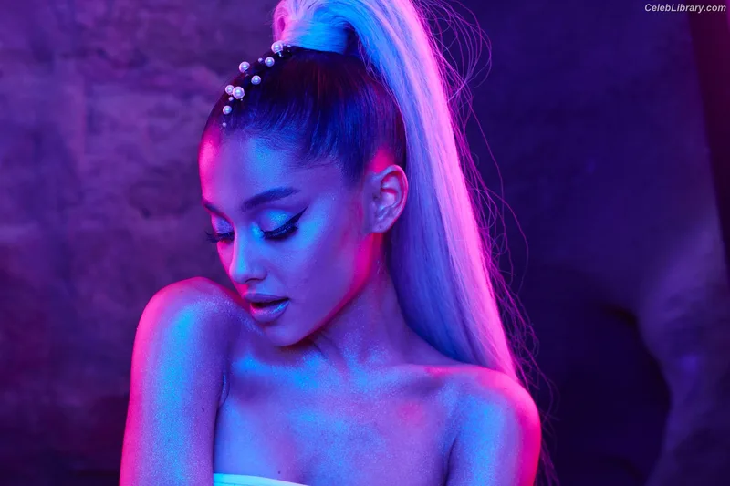 Ariana Grande photo 10 of 3118