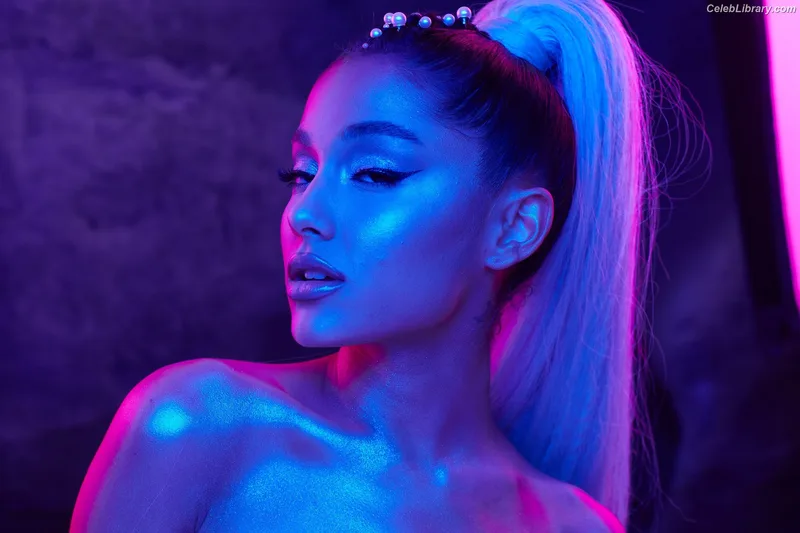 Ariana Grande photo 12 of 3118