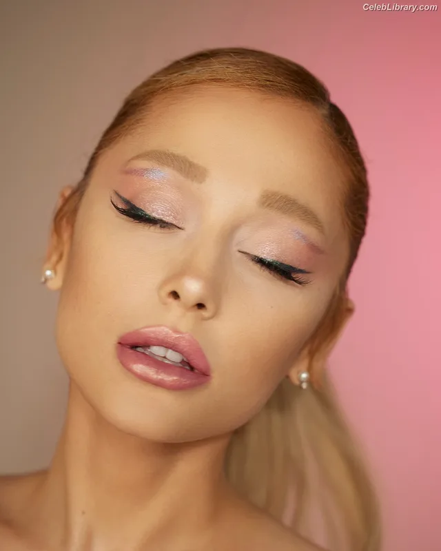 Ariana Grande photo 16 of 3118