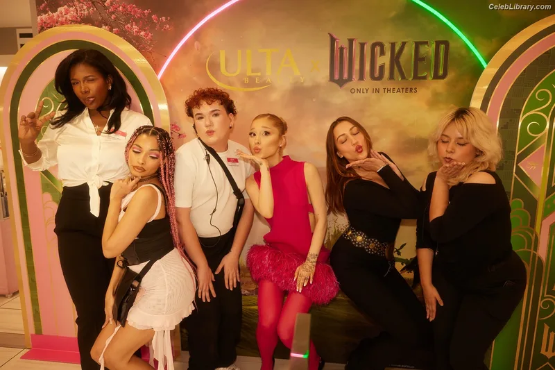 Ariana Grande photo 17 of 3118