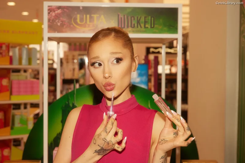 Ariana Grande photo 18 of 3118