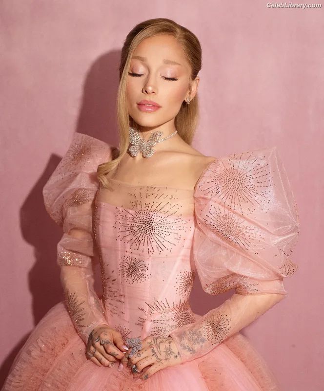 Ariana Grande photo 1 of 3118