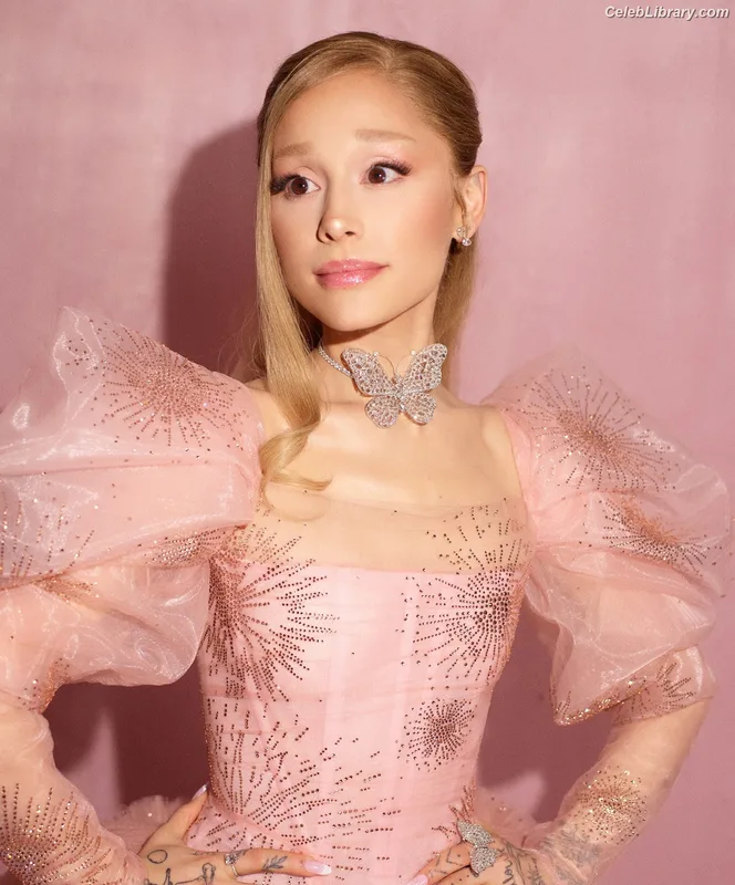 Ariana Grande photo 2 of 3118