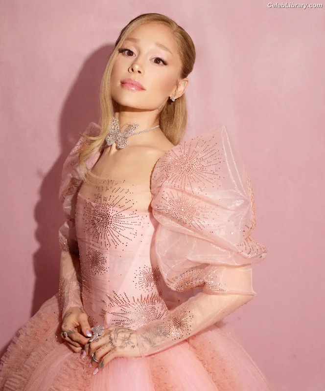 Ariana Grande photo 3 of 3118