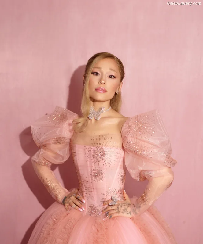 Ariana Grande photo 4 of 3118