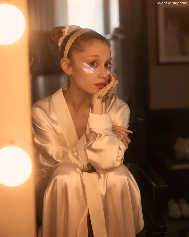 Ariana Grande photo 6 of 3118