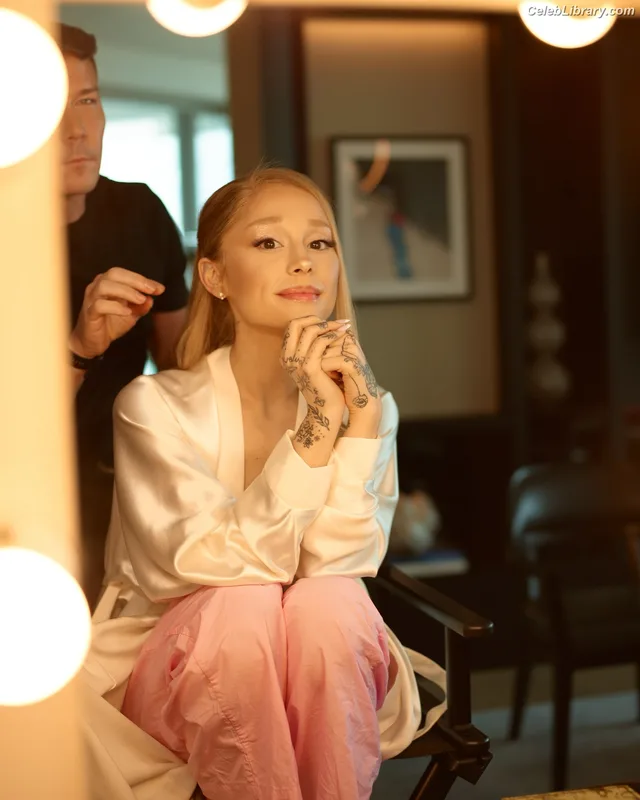 Ariana Grande photo 8 of 3118