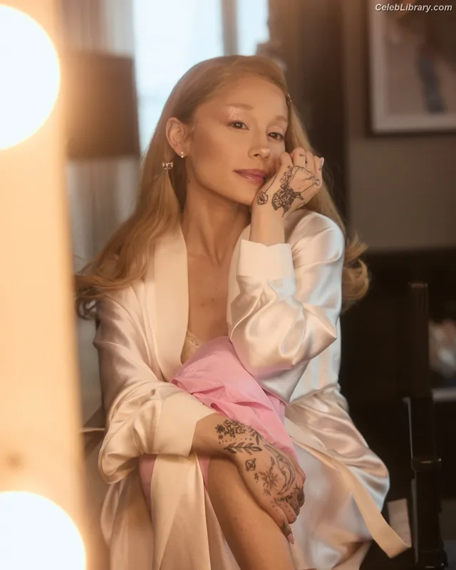 Ariana Grande photo 9 of 3118