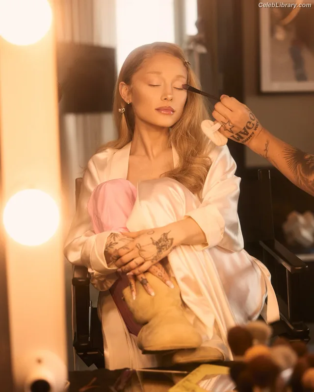 Ariana Grande photo 11 of 3118