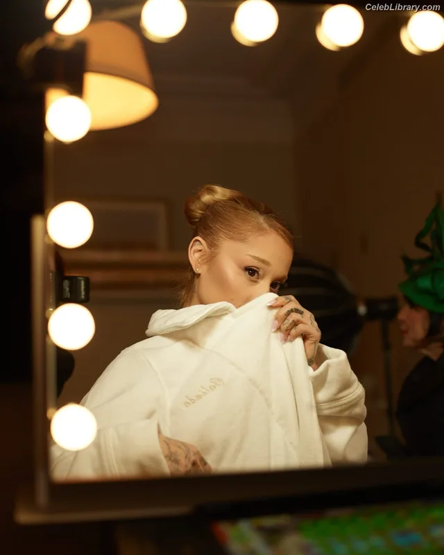 Ariana Grande photo 13 of 3118