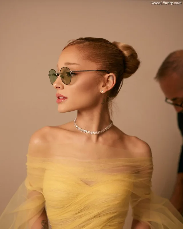 Ariana Grande photo 15 of 3118