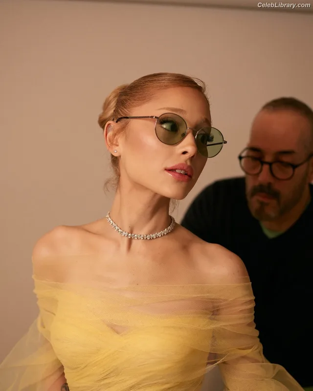 Ariana Grande photo 16 of 3118