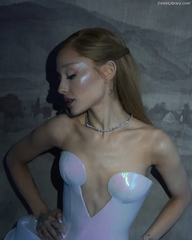 Ariana Grande photo 17 of 3118