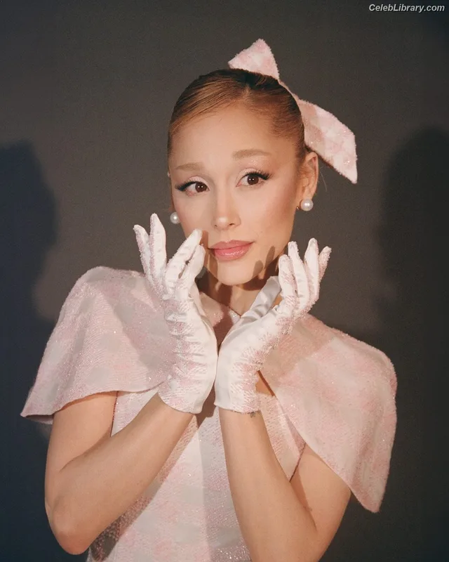 Ariana Grande photo 18 of 3118