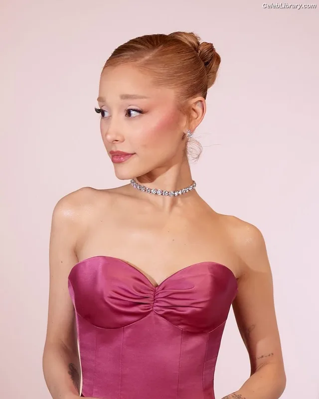 Ariana Grande photo 19 of 3118