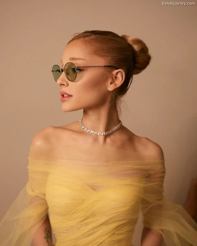 Ariana Grande photo 20 of 3118