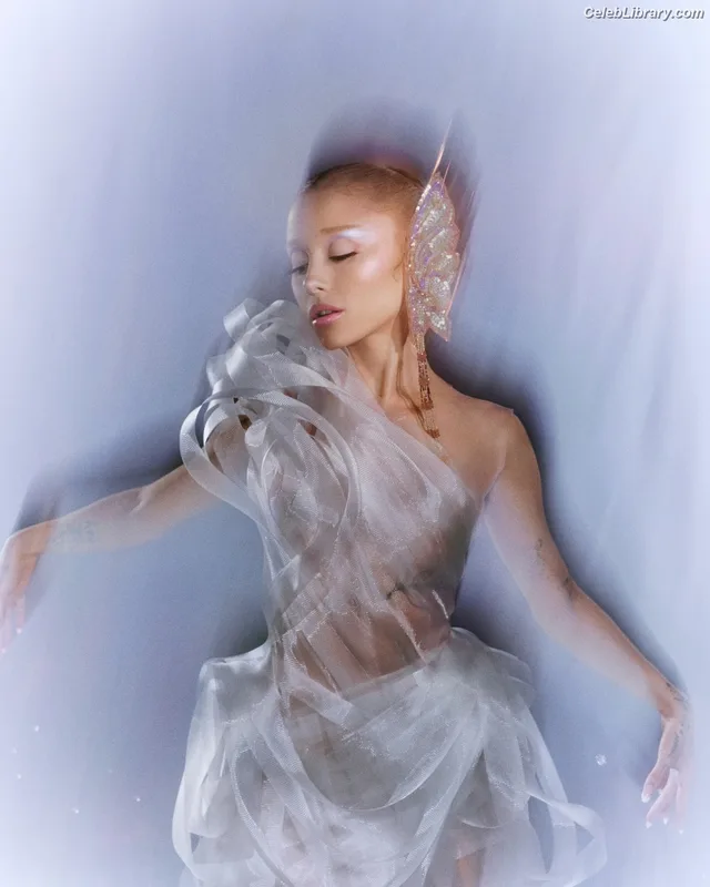 Ariana Grande photo 21 of 3118