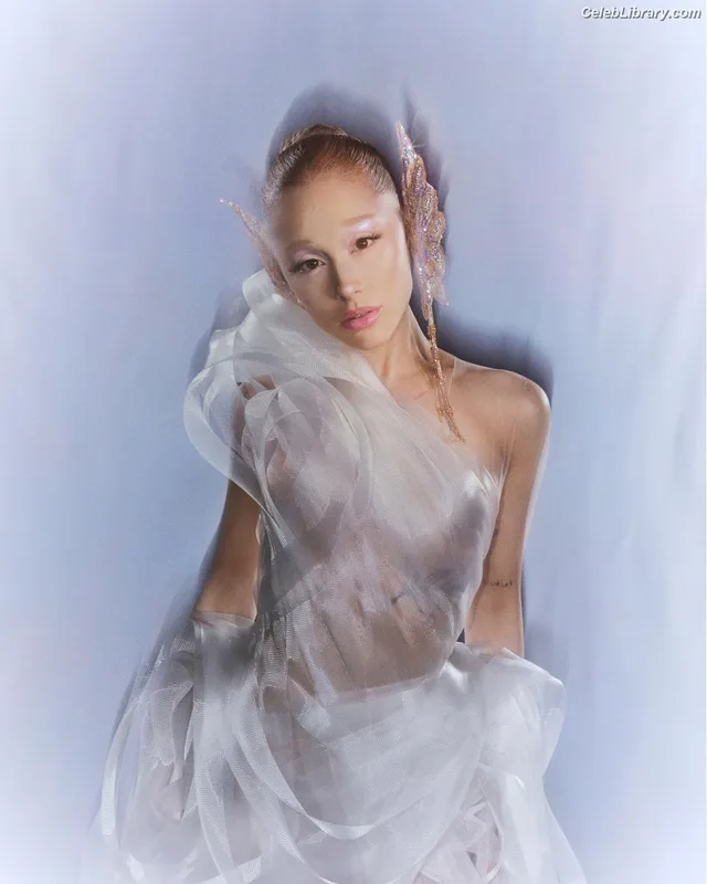 Ariana Grande photo 22 of 3118