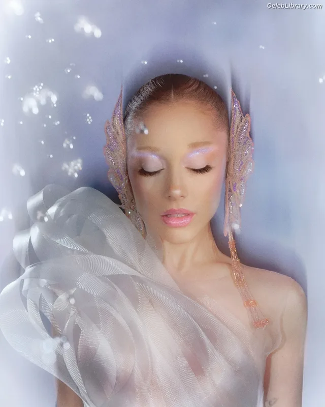 Ariana Grande photo 23 of 3118