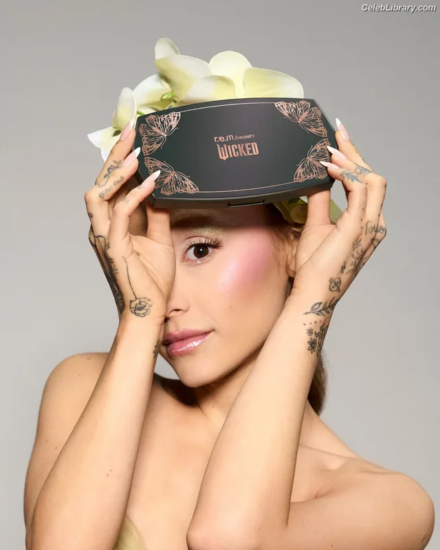 Ariana Grande photo 1 of 3118