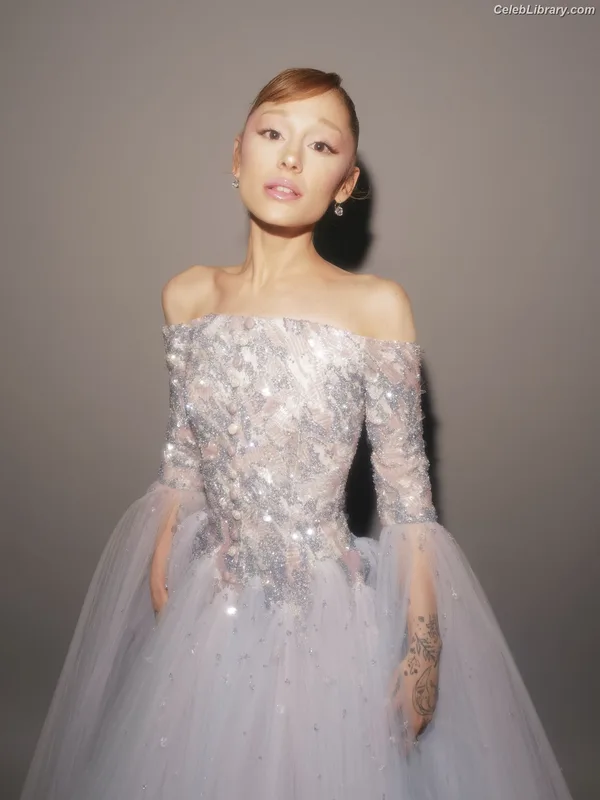 Ariana Grande photo 3 of 3118