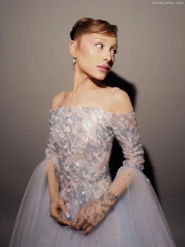 Ariana Grande photo 4 of 3118
