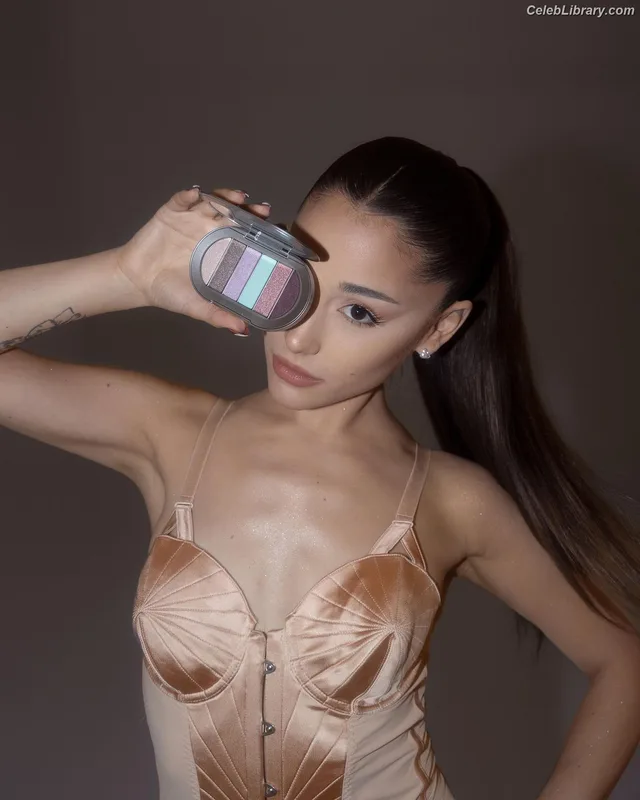 Ariana Grande photo 5 of 3118