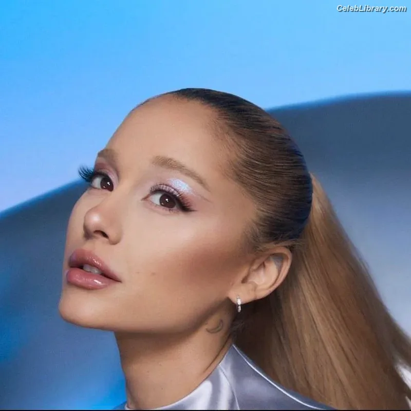 Ariana Grande photo 7 of 3118