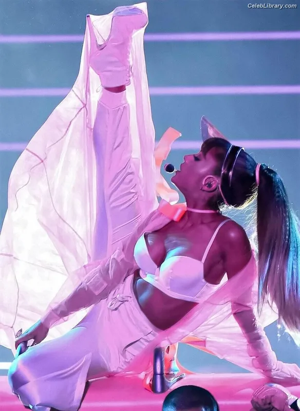 Ariana Grande photo 10 of 3118
