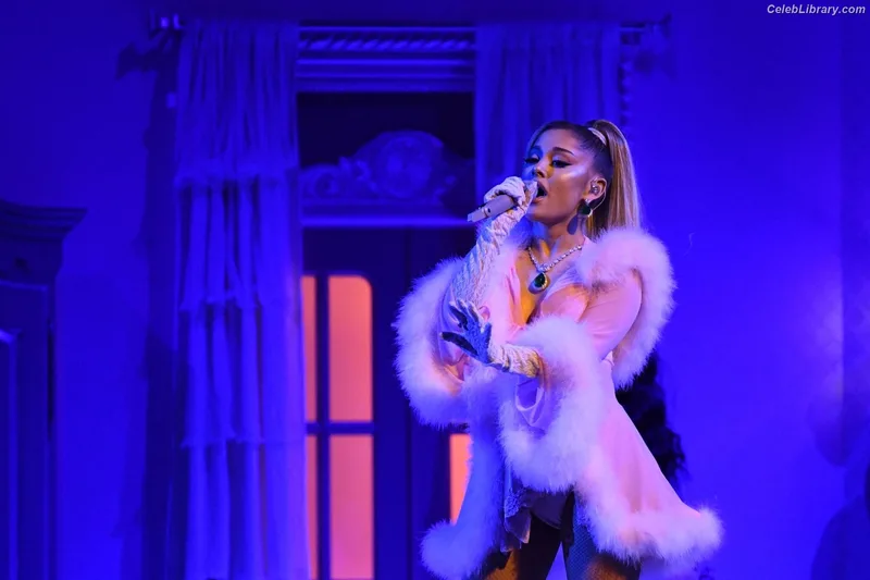 Ariana Grande photo 17 of 3118