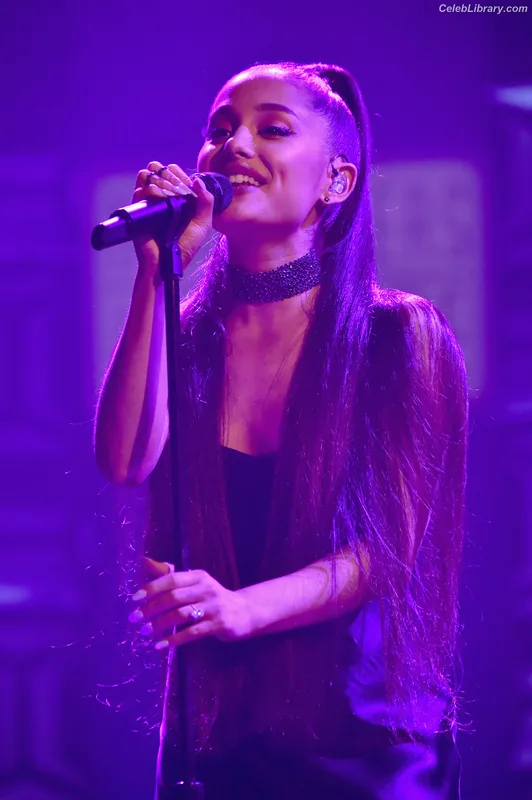 Ariana Grande photo 18 of 3118