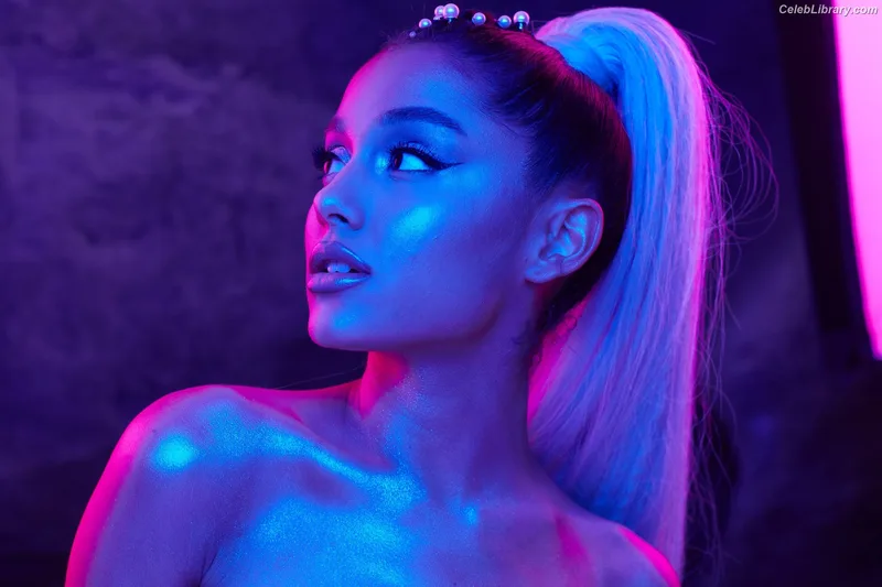 Ariana Grande photo 19 of 3118
