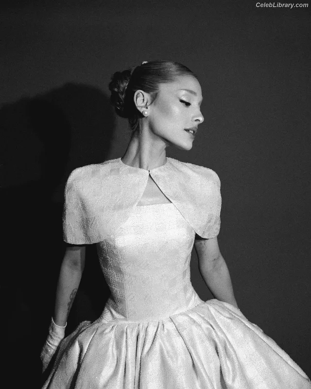Ariana Grande photo 21 of 3118