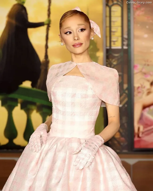 Ariana Grande photo 22 of 3118