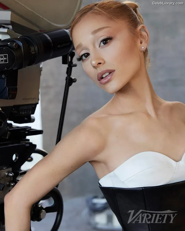 Ariana Grande photo 3 of 3118