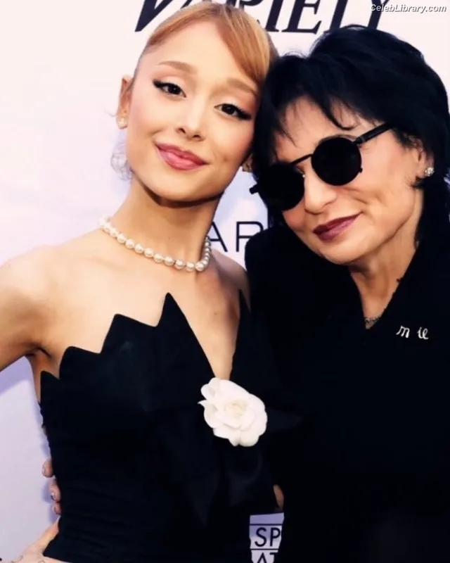 Ariana Grande photo 9 of 3118