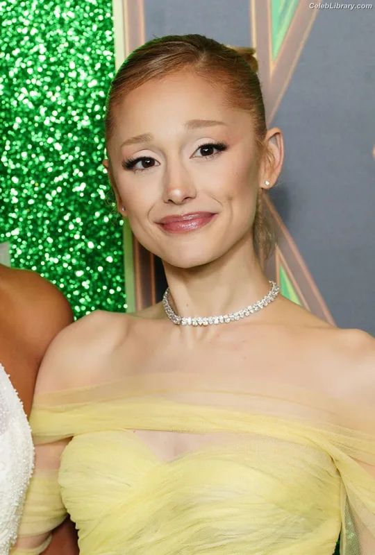 Ariana Grande photo 4 of 3118