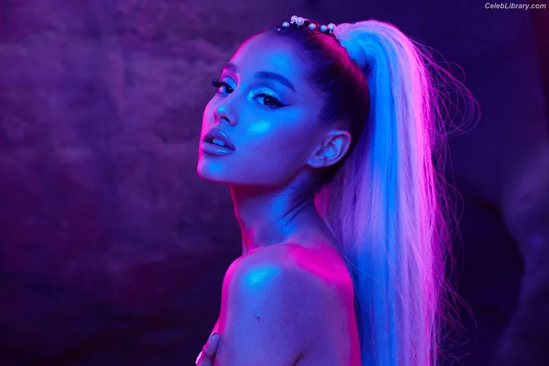 Ariana Grande photo 5 of 3118
