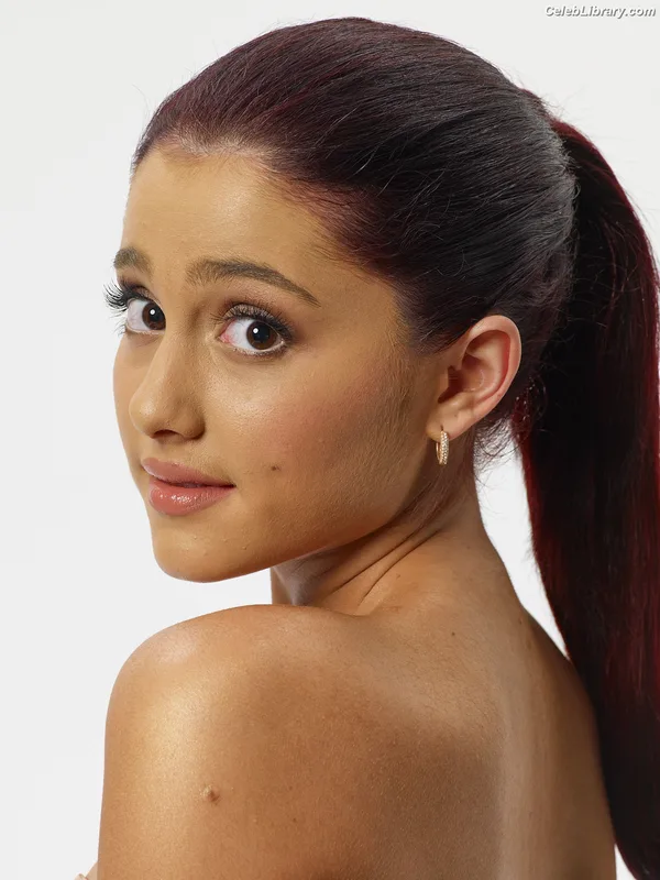 Ariana Grande photo 7 of 3118